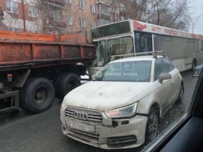 В Кемерове возле здания ГИБДД произошло тройное ДТП с автобусом