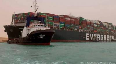 Огромный контейнеровоз застрял в Суэцком канале и заблокировал все движение