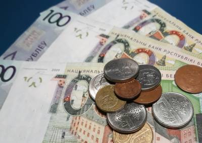 Средняя зарплата в Беларуси снижается второй месяц подряд