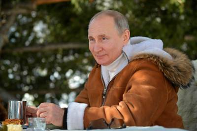 Россиянам назвали цену похожего на таежный костюм Путина наряда