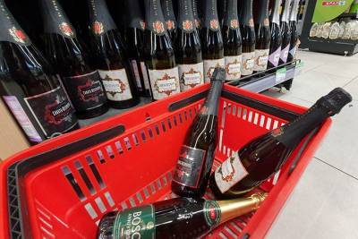 Неизвестный украл из магазина в центре Москвы бутылку дорогого шампанского