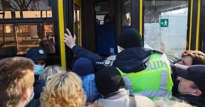 На остановках в Киеве образуются огромные очереди. Пассажиры блокируют транспорт