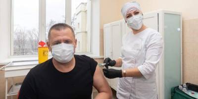 «Проверено на себе». Мэр Днепра Филатов публично вакцинировался от коронавируса — фото