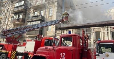 В Киеве сгорел бар в историческом доме на Саксаганского: второй раз за шесть лет (ФОТО)