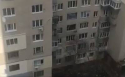 В Киеве мужчина решил свести счеты с жизнью: "перелез через ограждение балкона, начал все крушить и..."