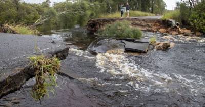 Мощное наводнение в Австралии унесло первую жизнь: вода все еще не отступает