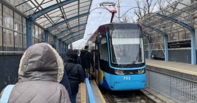Скоростные трамваи в "покрасневшем" Киеве теперь открывают двери лишь в одном вагоне (фото)