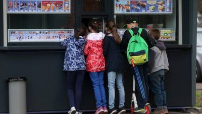 Лимонад и чипсы: что покупают дети, у которых есть банковские карты