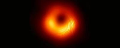 Вокруг черной дыры впервые обнаружили искаженный свет магнитных полей