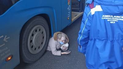 Момент наезда автобуса на московскую пенсионерку попал на видео