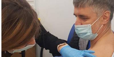 «Реальный шанс остановить пандемию». Посол Украины в Великобритании привился вакциной AstraZeneca