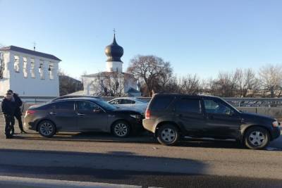 Два автомобиля столкнулись на Ольгинском мосту в Пскове