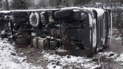 Завалившийся на бок грузовик парализовал движение в Алтайском крае