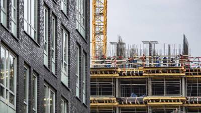 Строить и жить: Минстрой хочет менять цену строительных госконтрактов