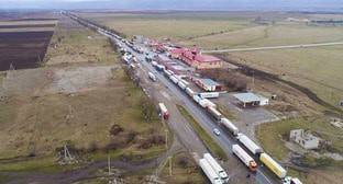 Водители трех тысяч большегрузов ожидают открытия Военно-Грузинской дороги