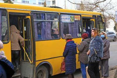 Одесса в красной зоне: очереди на остановках и отсутствие масок в транспорте – видео