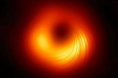 Астрономы впервые засняли магнитные поля на краю черной дыры M87
