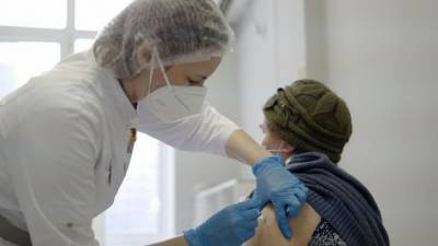 Российский врач рассказал, как онкобольные переносят вакцинацию от COVID-19