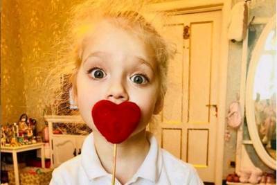 «Зачем ребенка красить?»: пользователей сети возмутил макияж дочери Пугачевой