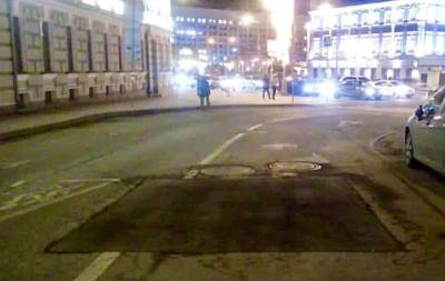 Рабочие устранили проседание дорожного полотна в центре Москвы