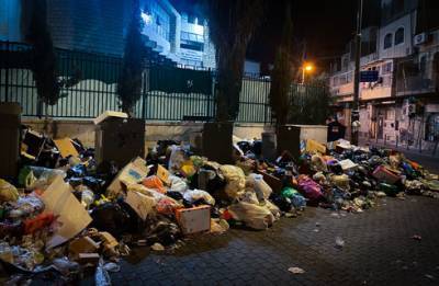 Меа-Шеарим утонул в мусоре: служба очистки не вывозит отбросы из-за вандализма