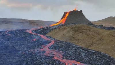 Исландия: туристы спешат увидеть извержение вулкана Фаградальсфьядль