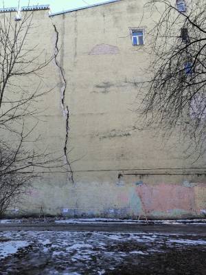 На историческом здании на Черняховского появилась огромная трещина