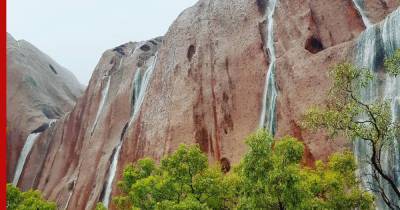 На видео попали водопады на знаменитой пустынной горе Улуру в Австралии