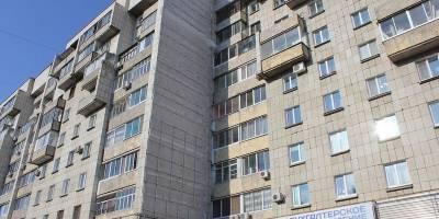 В Комсомольске-на-Амуре более 100 профлистов слетели с крыши многоэтажки и повредили авто, фото, видео - ТЕЛЕГРАФ