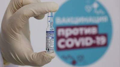 «Поберегите близких»: Андрей Ургант призвал вакцинироваться от коронавируса