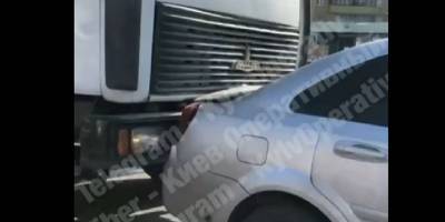 Водитель МАЗ в Киеве таранил Chevrolet – причину поступка он назвать не смог, видео - ТЕЛЕГРАФ