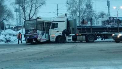Сошёл с рельсов: в Кемерове КамАЗ протаранил трамвай