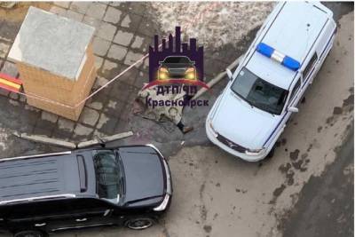 В Красноярске мужчина выпал с 25 этажа