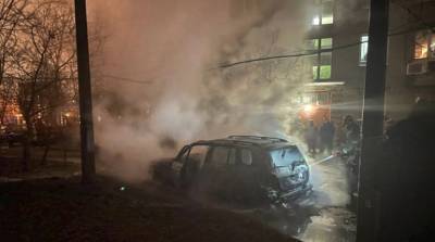 Пылающий Mercedes тушили ночью на проспекте Стачек