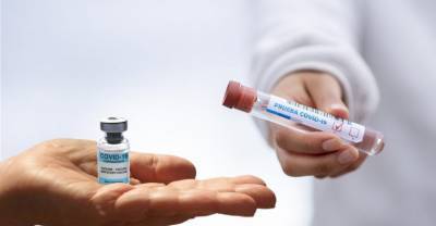 На этикетке вакцины AstraZeneca появилось предупреждение о тромбах