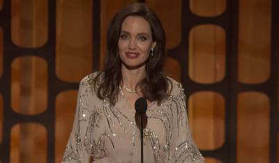 Анджелина Джоли кокетливо блеснула своим третьим размером в бесстыжем декольте: "Из девушки в женщину..."