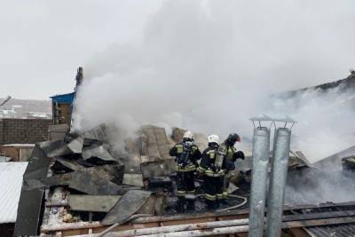 Спасатели полтора часа тушили одноэтажное здание в Волжском