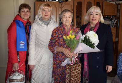 В Корсакове участницу войны Александру Бордачеву поздравили с 99-летием