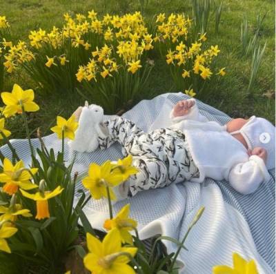 Принцесса Евгения поделилась милыми семейными фото с полуторамесячным сыном