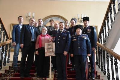 Эстонские казаки вернули боевые награды родственниками погибшего под Нарвой костромича