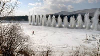 Видео: саперы начали красочно взрывать лед по всей России