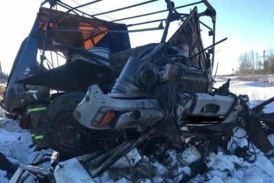 В Тверской области поезд врезался в грузовик: водитель МАЗа погиб