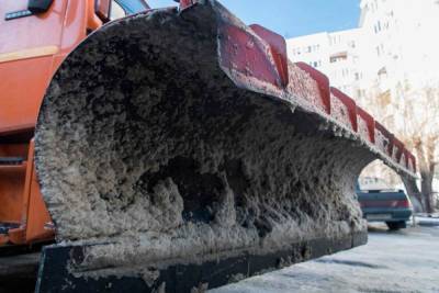 Дороги Волгограда расчищают от снега более 50 спецмашин