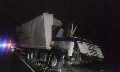 Два грузовика столкнулись на трассе в Карелии