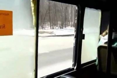В Хабаровске пригородный автобус вёз пассажиров с открытым окном