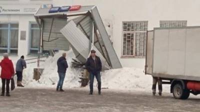 Глас народа | В Сосновоборске рухнувший снег разломал крыльцо отделения почты
