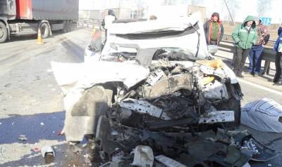 Водитель "Крайслера" оказался в больнице, врезавшись в фургон и два грузовика