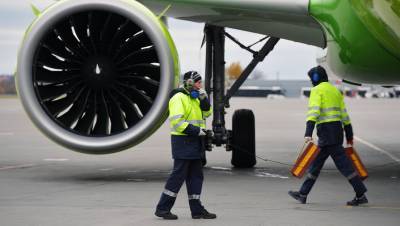 У готовившегося вылететь из Челябинска в Москву самолета обнаружили течь топлива