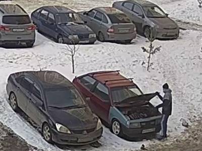 В Челябинске подростки среди бела дня похитили аккумуляторы из автомобилей