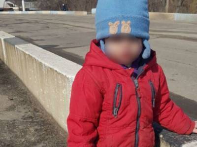 "12-летний брат не досмотрел": малыш ползал вдоль трамвайных путей на Донетчине, кадры с места